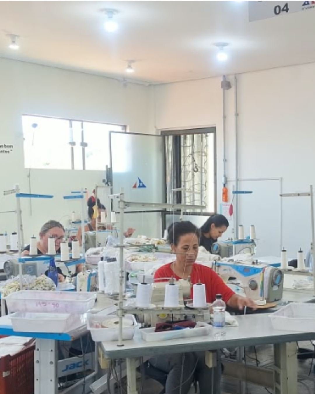 Célula 04 com costureiras em produção
