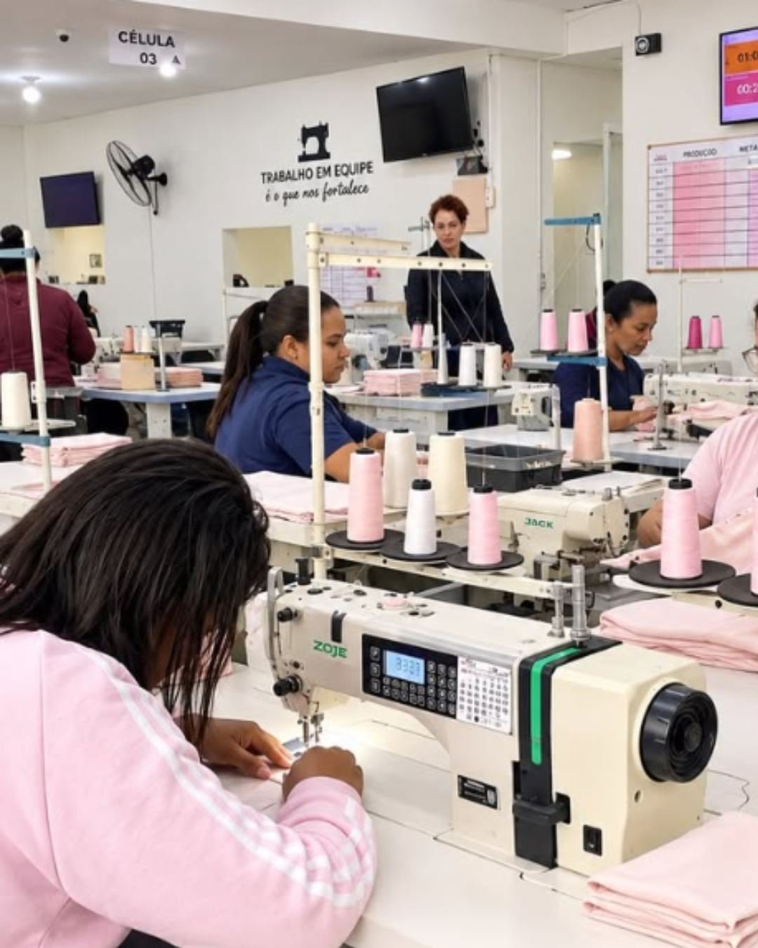 Equipe de costureiras trabalhando nas máquinas industriais da fábrica Confecções d'Viann