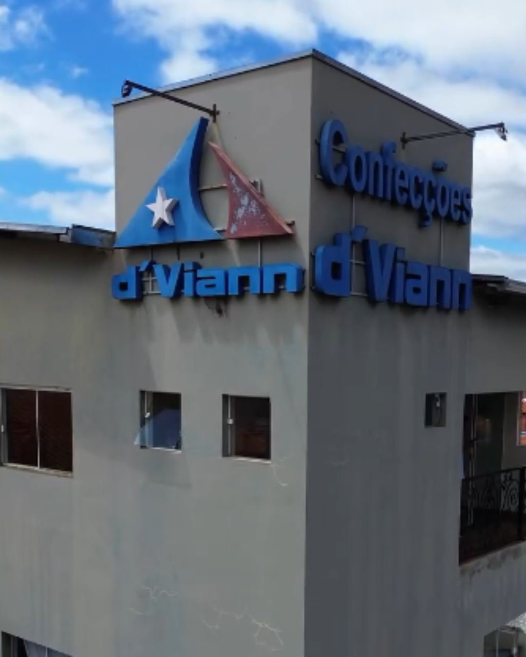 Fachada da Confecções d'Viann com a identidade visual da marca